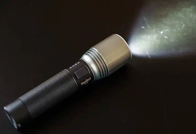 led强光手电筒恒流
