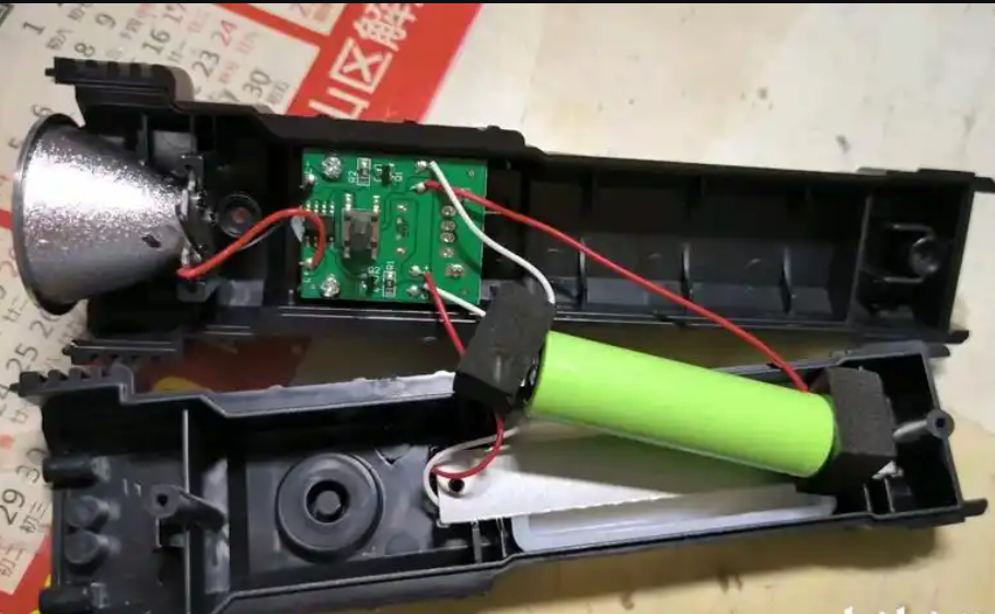 led手电筒开关在中间怎么拆解