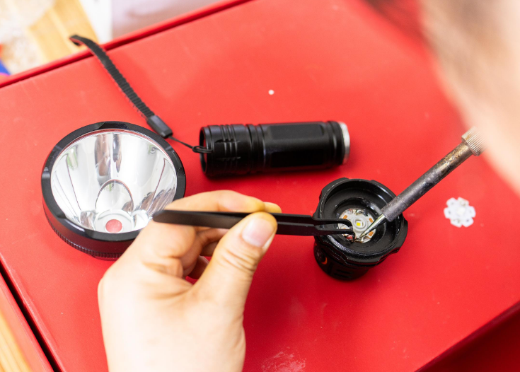 手电筒如何更换蓝光灯珠